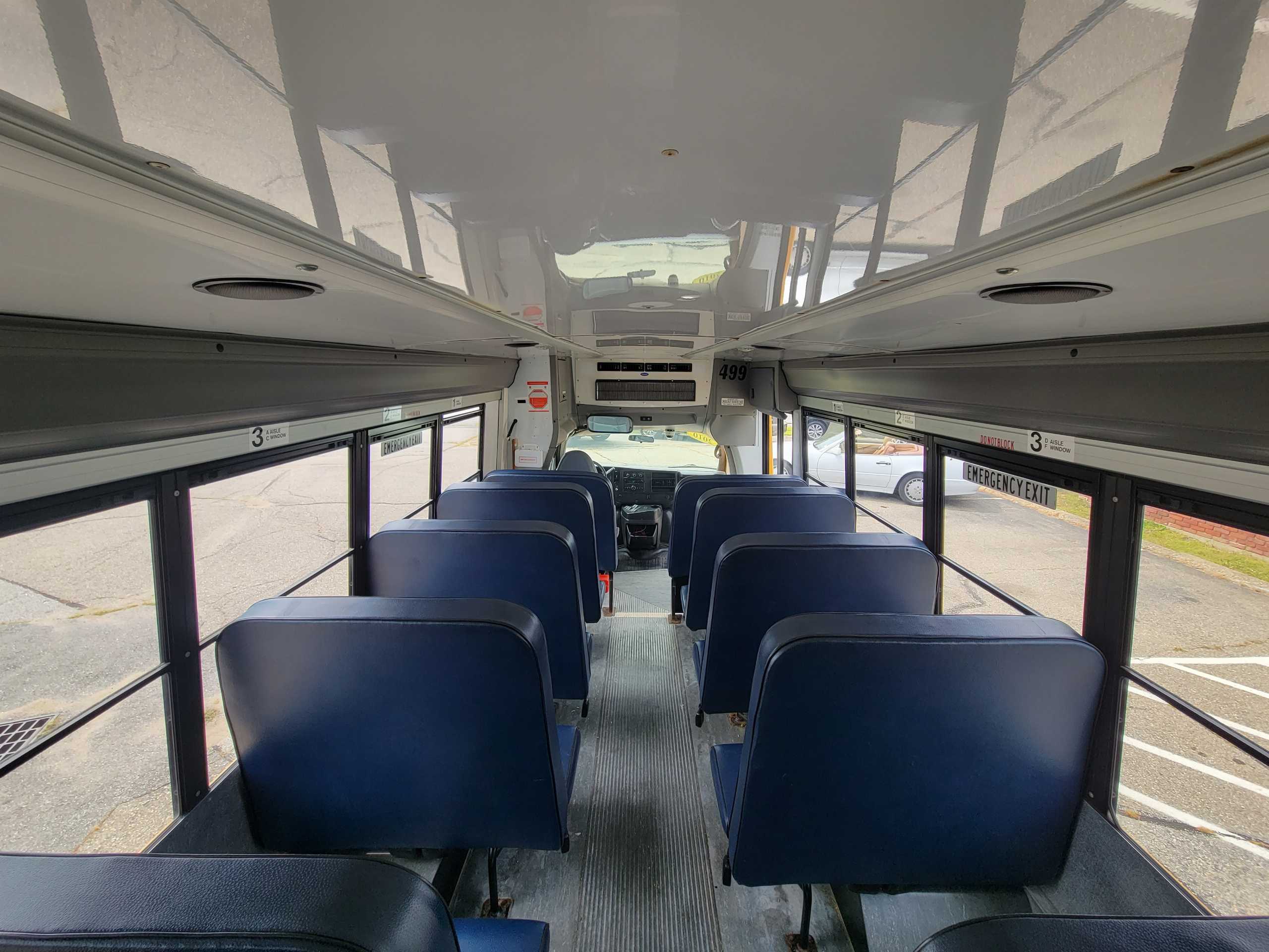 2010 Chevrolet Express Cutaway photo 9