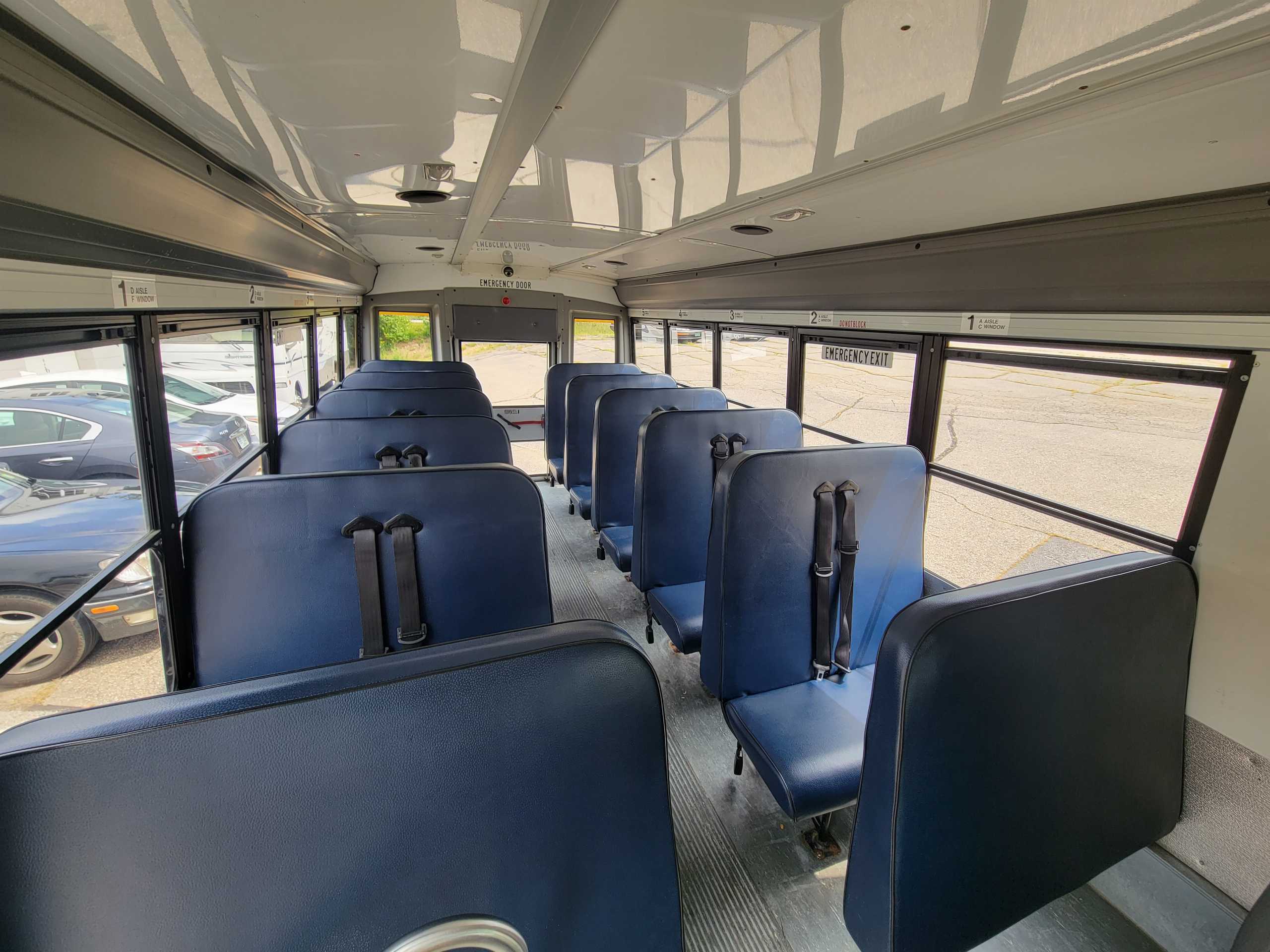 2010 Chevrolet Express Cutaway photo 8